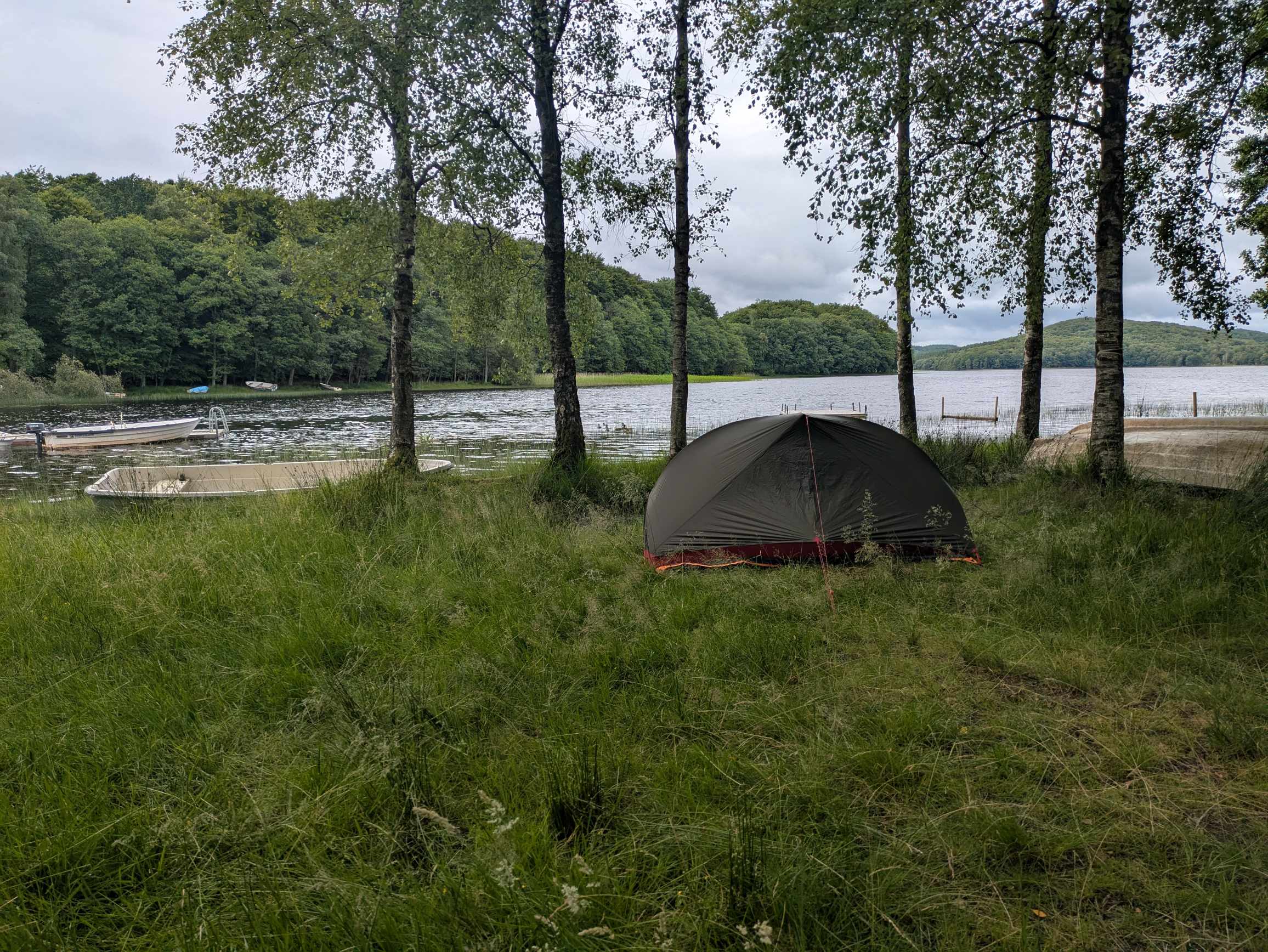 Am See in Schweden zelten