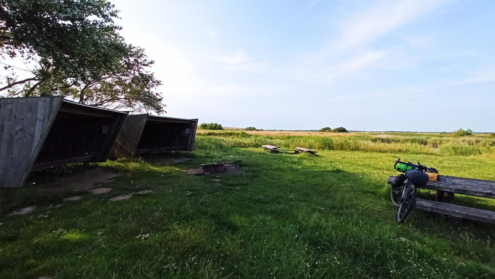 Beladenes Bikepacking-Rad an einem Shelterplatz an der jütländischen Westküste